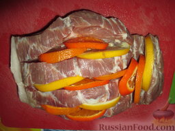 Мясо кабанчика с цитрусовыми: Ломтики цитрусовых поместить в надрезы.