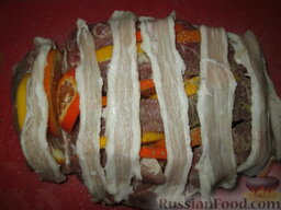 Мясо кабанчика с цитрусовыми: У меня оставалось несколько ломтиков сырого сала, от засолки. Вложить эти кусочки поперек надрезов. Можно использовать и готовое сало или бекон.