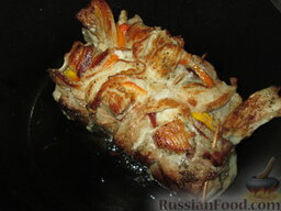 Мясо кабанчика с цитрусовыми: Мясо обжариваем на растительном масле со всех сторон, до золотистой корочки.