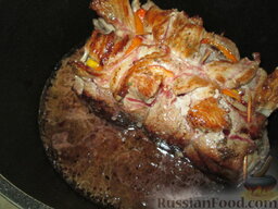 Мясо кабанчика с цитрусовыми: Вливаем вино и ставим тушиться на медленном огне, под крышкой.