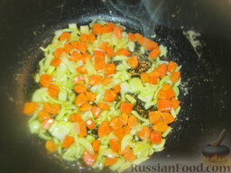 Ягненок с грибами: Лук и морковь нарезать кубиками и обжарить на растительном масле.