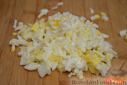 Праздничный салат с семгой: Нарезать яйца.
