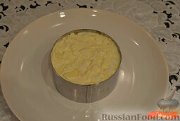 Праздничный салат с семгой: Выложить слой яиц.