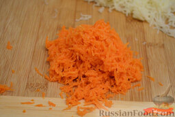 Праздничный салат с семгой: Натереть на мелкой терке морковь.