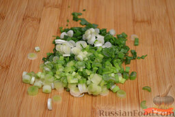 Праздничный салат с семгой: Нарезать зеленый лук.