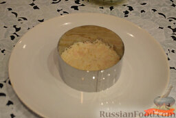 Праздничный салат с семгой: Установить кольцо и выложить слой картофеля.