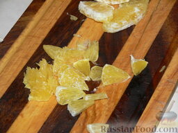 Салат "Зимний": Апельсин почистить и нарезать на кубики.