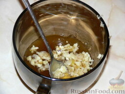 Курица в медово-чесночном соусе, запеченная в духовке: Подготовим соус. В мед выдавить чеснок, добавить специи, соль по вкусу.