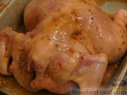 Курица в медово-чесночном соусе, запеченная в духовке: Полностью смазать курицу соусом и оставить ее отдыхать на 15 минут.