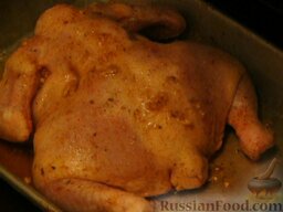 Курица в медово-чесночном соусе, запеченная в духовке: Курицу запекаем в духовке, разогретой на 200 градусов, в течение 1 часа. Чтобы курица хорошо пропеклась, на дно формы налить немного воды.