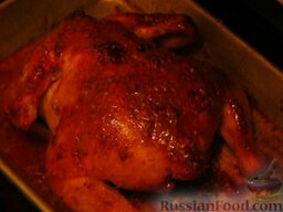 Курица в медово-чесночном соусе, запеченная в духовке: По истечении 30 минут выньте курочку и полейте ее соусом, в котором она запекается.
