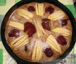 Ореховый пирог с яблоками и сливами: Выпекать в духовке на среднем огне при 180°С 50-55 минут.