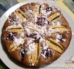 Ореховый пирог с яблоками и сливами: Остывший пирог посыпьте сахарной пудрой.