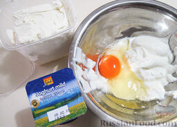 Хачапури по-краснодарски: В кефире разболтала яйцо, соль. Положила соду. Смесь немного постояла, пока сода 