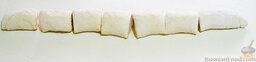 Хачапури по-краснодарски: Рулет нарезать поперек на несколько рулетиков длиной 5-7 см.