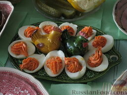 Фаршированные яйца: Наполнить приготовленной начинкой половинки яичных белков, выложить на блюдо.