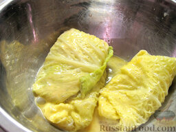 Шницели из савойской капусты в миндальной панировке: Складываем в миску со взбитыми яйцами.