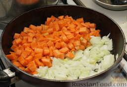 Рыбный суп: Морковь нарежьте кубиками и лук мелко, обжарьте на паре ложек масла.   На оливковом масле я не жарю. Для меня оно имеет ярко выраженный вкус, а я не люблю, когда масло перебивает вкус овощей. Для жарки овощей для супа использую смесь растительного масла с добавлением небольшого количества сливочного (для придания нежного сливочного вкуса, как определилось опытным путем).  Если есть возможность, помешивайте, чтоб не пригорело. Не следует жарить до готовности, овощи должны быть немного хрустящими, так намного вкуснее.