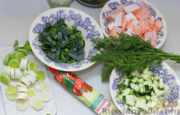Рыбный суп: Нарезать остальные овощи, порей и рыбу.
