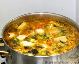 Рыбный суп: Как только картофель будет готов, закладываем морковь с луком.   Порей обжарить, добавить одну чайную ложку томатной пасты, четверть стакана воды. Перемешивая, дать закипеть и вылить в суп.   Добавляем банку креветок, зиру, солим, перчим, пробуем.
