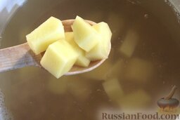Гороховый суп с копченостями (с двумя видами гороха): Теперь всыпьте порезанный небольшими брусочками картофель.