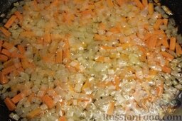 Гороховый суп с копченостями (с двумя видами гороха): Займитесь поджаркой. В раскалённом растительном масле позолотите измельчённый лук, затем добавьте морковь. Протушите всё вместе порядка 5 минут на среднем огне, помешивая, чтобы поджарка не пригорела.