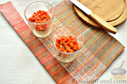 Веррины с сельдью и гранатовыми зернами: На селедочку выложим нарезанную морковку.