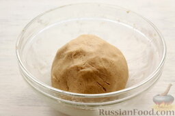 Имбирное печенье: Регулируем дозировку муки, при надобности — подсыпаем. Замешиваем пластичное песочное тесто светло-коричневого цвета, скатываем шар и на полчаса убираем в холод.