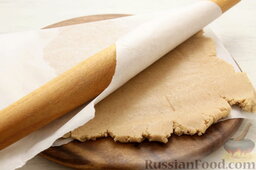 Имбирное печенье: Между листами пергамента раскатываем пласт толщиной 3-4 мм.