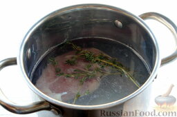 Салат с кукурузой: Отварить куриное филе с пряным тимьяном и солью, остудить в бульоне.