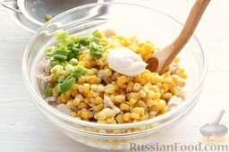Салат с кукурузой: Добавить кукурузу, майонез, измельченную зелень — перемешать, при необходимости посолить по вкусу.