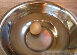 Куриные рулетики с яйцом: Одно яйцо отварить.