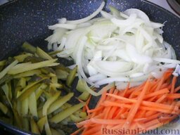 Азу из свинины без картофеля: Морковь, репчатый лук и огурцы нарезать тонкой соломкой.