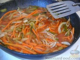 Азу из свинины без картофеля: Заливаем овощи томатной смесью и тушим под крышкой еще 5 минут.