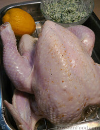 "Медленная" курица в духовке: Сделаем солевой раствор. Вскипятим воду со специями и солью, полностью остудим и зальем им курицу так, чтобы она была вся покрыта им. Все, на сегодня работа выполнена. Пусть курица отдыхает в рассоле 12 часов.