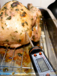 "Медленная" курица в духовке: Теперь запекание. Ставим курицу в разогретую до 90°С духовку. Теперь ждем, чтобы температура в самом толстом месте нашей курицы достигла 75°С, у меня на это ушло примерно 2 часа.
