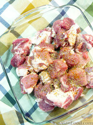 Томленое мясо: Нарежем мясо небольшими кусочками, как на шашлык. Посыпем специями, посолим и оставим мариноваться на 30 минут.