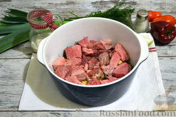 Мясо, тушенное с овощами в духовке: На овощи выкладываем часть мяса.