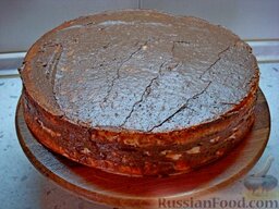 Бисквитный торт с безе «Воздушный»: Отложенную часть крема смешать с чайной ложкой какао. Сняв защитное кольцо с торта, промазать коричневым кремом бока и верх торта.