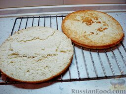 Бисквитный торт с безе «Воздушный»: После полного остывания бисквита – разрезать его вдоль на 2 коржа.