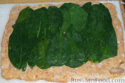 Рыбный рулет: Мякоть лосося пюрировать в блендере, добавить сливки.  Выложить фарш из лосося равномерным слоем на пищевую пленку, затем выложить листья шпината.