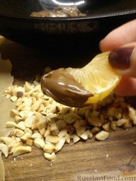 Мандариновые "конфеты": В микроволновке растопила шоколад.   Очищенные дольки мандарина поочередно окунала наполовину в шоколад и выкладывала на арахис.