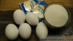 Калач на сливках: Пока готовится опара, яйца смешиваем с ванильным сахаром и сахаром.  Просеиваем в отдельной емкости муку (4 стакана по 160 грамм). Желательно 2 раза.