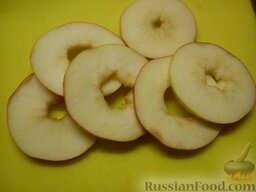 Яблочные тарталетки с изюмом: Моем яблоко. Режем его кольцами, толщиной 2-3 мм. Удаляем серединку. Сбрызгиваем соком лимона.