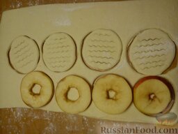 Яблочные тарталетки с изюмом: На нижние круги выкладываем яблоки, на круги, что будут сверху делам надрезы.