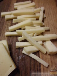 Салат с говяжьим языком: Сыр нарезаем соломкой.