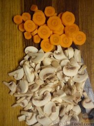 Крем-суп из тыквы и картофеля с фрикадельками и гренками: Нарезаем грибы слайсами.