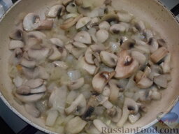 Крем-суп из тыквы и картофеля с фрикадельками и гренками: Наливаем на сковородку 2-3 ст.л. подсолнечного масла. Обжариваем лук, потом добавляем грибы. Готовим до тех пор, пока не испарится вся жидкость из грибов.