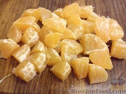 Плов с мандаринами и изюмом: В готовый рис добавляем нарезанный на несколько частей мандарин. Перемешиваем плов.
