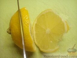 Шашлык из свинины в домашних условиях: Половинку лимона нарезаем полукольцами.
